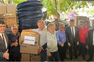Entrega de kits de irrigação (Foto: Reprodução) Entrega de kits de irrigação (Foto: Reprodução)