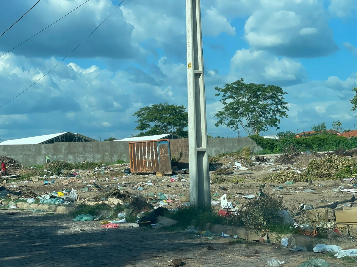 Entulho e lixo acumulado no bairro Vale Quem Tem