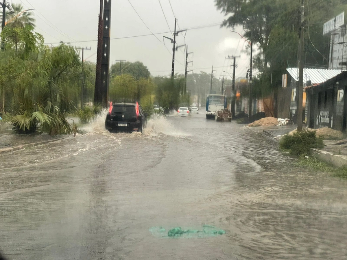 Forte chuva causa transtornos em Teresina