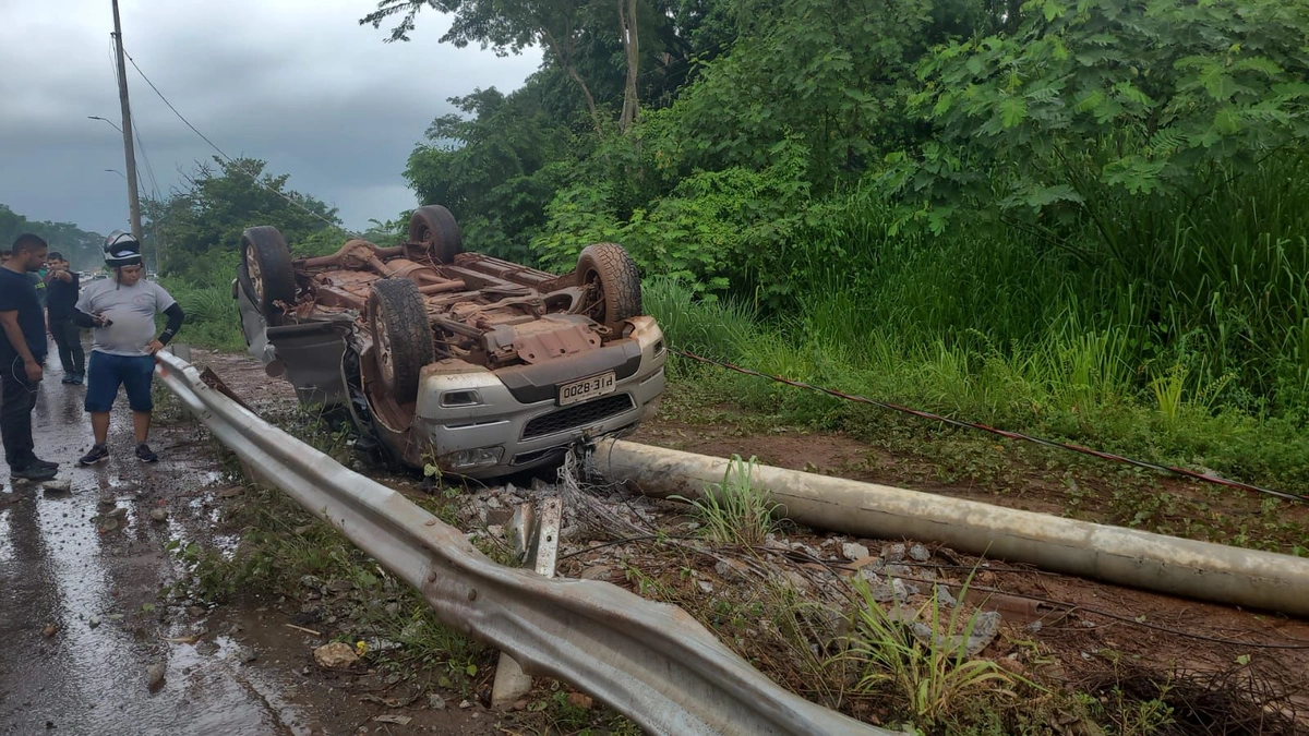 Homem perde controle de veículo e morre após capotamento na BR-343
