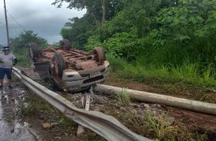 Homem perde controle de veículo e morre após capotamento na BR-343 (Foto: Whatsapp) Homem perde controle de veículo e morre após capotamento na BR-343 (Foto: Whatsapp)