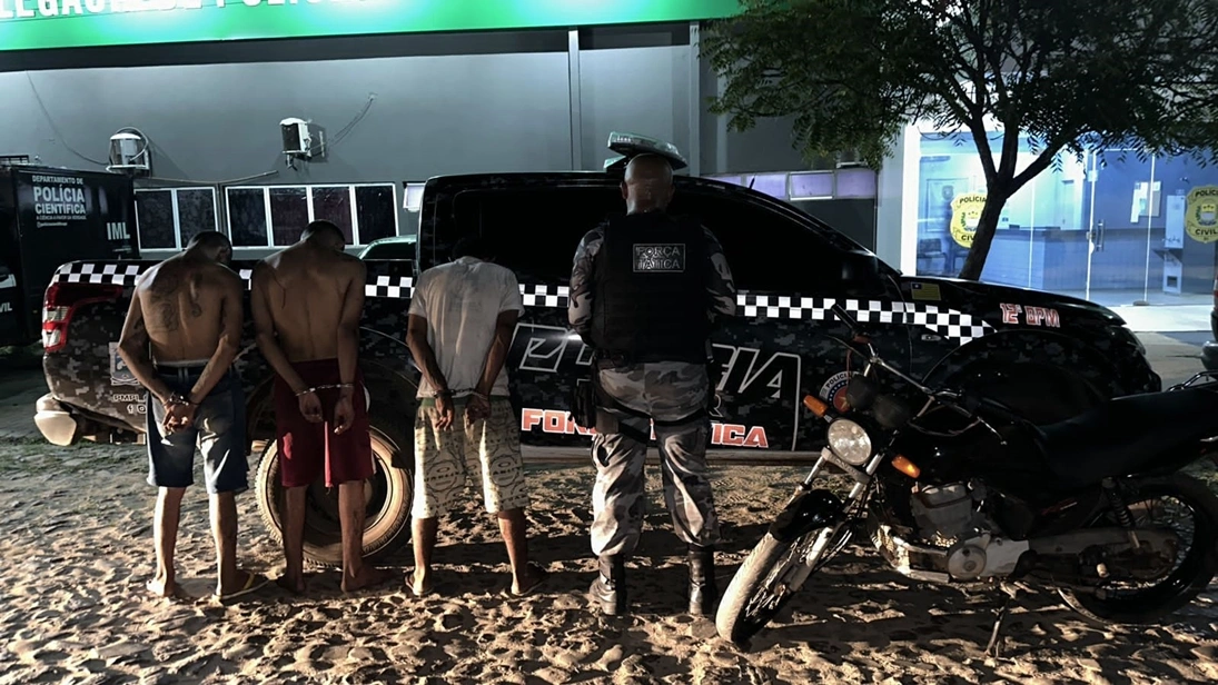 Homens presos pela polícia em Piripiri