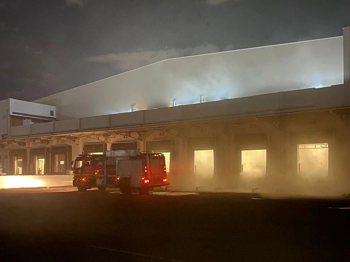 Incêndio de grandes proporções atinge Centro de Distribuição do R Carvalho em THE