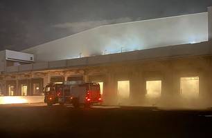 Incêndio de grandes proporções atinge Centro de Distribuição do R Carvalho em THE (Foto: Reprodução/whatsapp) Incêndio de grandes proporções atinge Centro de Distribuição do R Carvalho em THE (Foto: Reprodução/whatsapp)