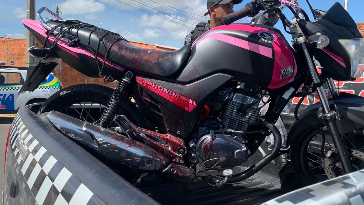 Motocicleta estava sem placa e ficou ensanguentada após o ocorrido