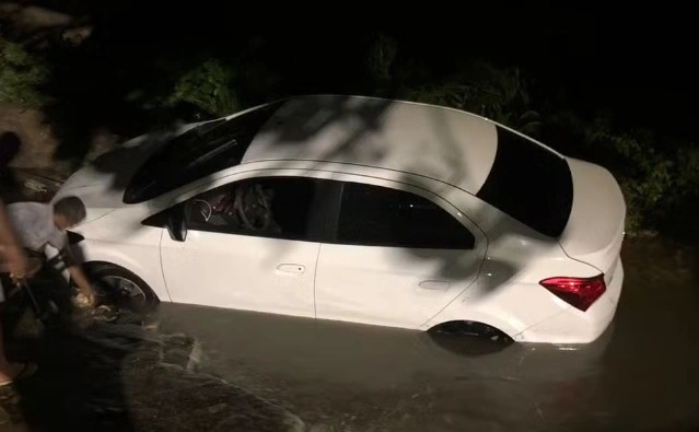 Motorista tem veículo arrastado pela água da chuva em Teresina