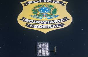 Mulher é presa pela PRF com comprimidos de rebite e munição em Parnaíba (Foto: Reprodução) Mulher é presa pela PRF com comprimidos de rebite e munição em Parnaíba (Foto: Reprodução)