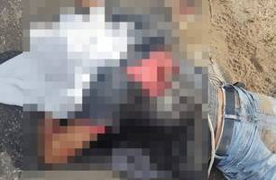 Um dos corpos encontrados no povoado Vilela (Foto: Reprodução)