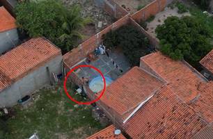 Vídeo mostra suspeito tentando fugir de prisão pulando muros em Parnaíba (Foto: Reprodução) Vídeo mostra suspeito tentando fugir de prisão pulando muros em Parnaíba (Foto: Reprodução)