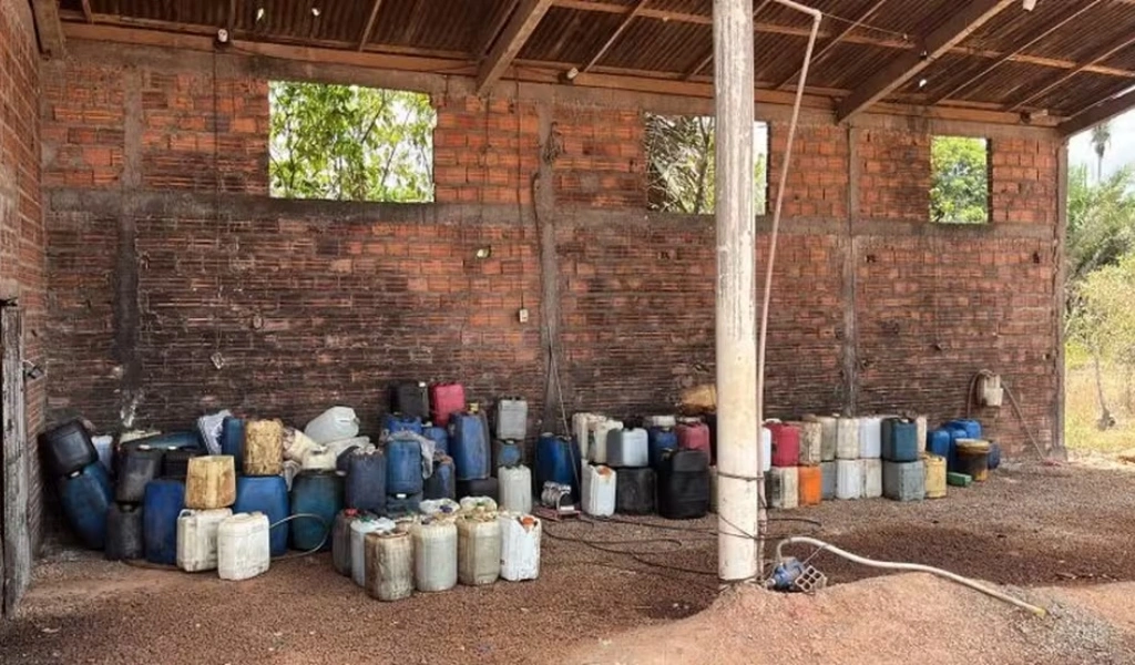 A Polícia Civil do Maranhão (PC-MA) prendeu um homem em flagrante pela prática dos crimes de comércio ilegal de combustíveis