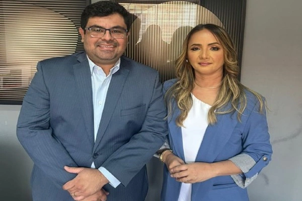 Acima o presidente Rafael Milhomem ao lado da candidata a vice Dra. Patrícia Santos