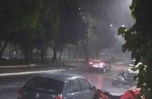 Acima veja aspecto da Avenida Paulo Ramos, centro de Timon, durante chuva à noite no final de setembro último (Foto: Reprodução)