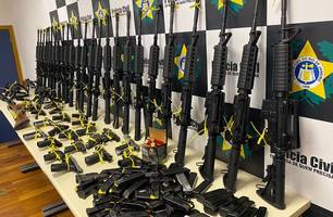 Apreensão de fuzis (Foto: Polícia Civil do Rio de Janeiro/ Divulgação)