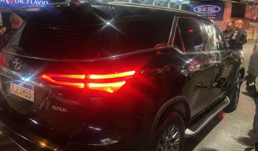 Carro de PM fuzilado no Rio de Janeiro