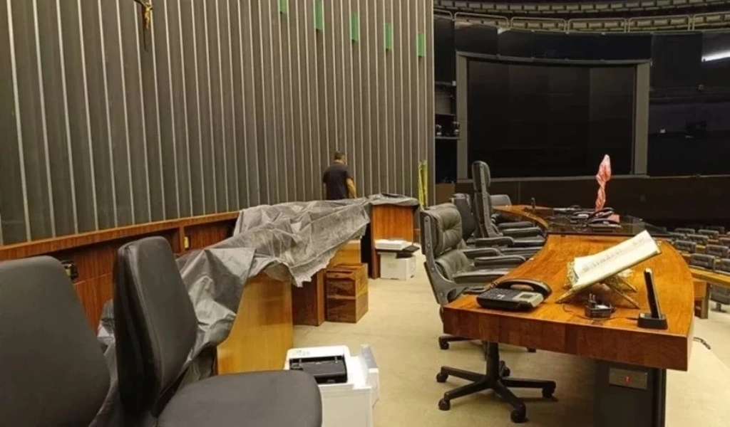 Chuva invade a Câmara dos Deputados e queima quatro equipamentos