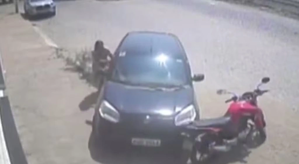 Criança de 3 anos liga carro, invade loja e quase atropela avó na Bahia