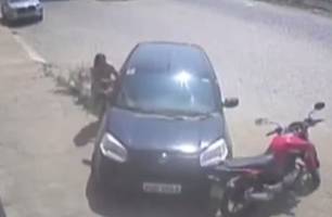 Criança de 3 anos liga carro, invade loja e quase atropela avó na Bahia (Foto: Reprodução)