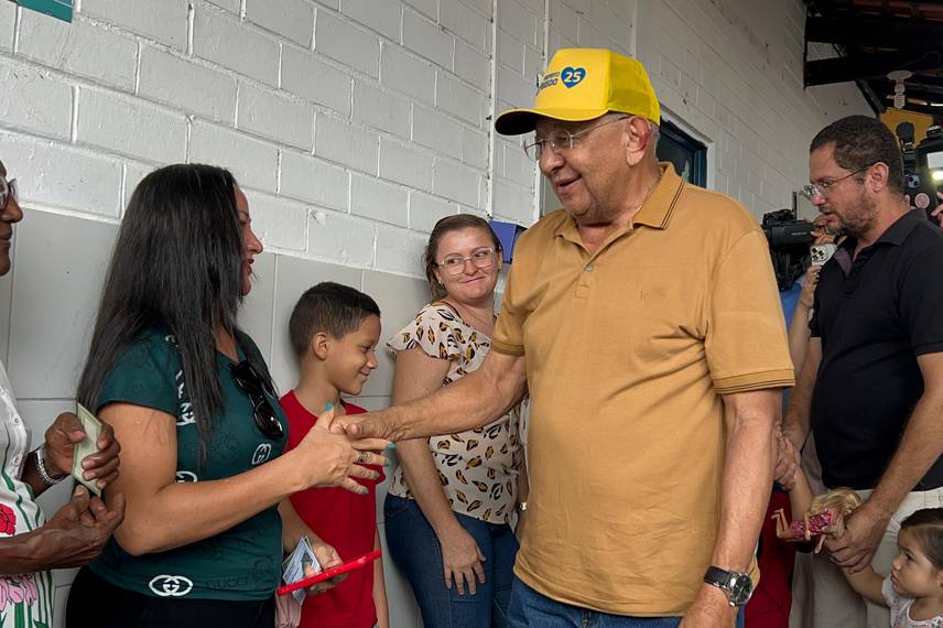 Dr. Pessoa vota na zona Sul de Teresina Dr. Pessoa vota na zona Sul de Teresina