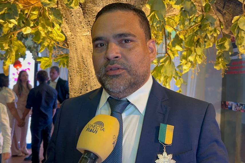 Empresário Thiago Monteiro recebe medalha do governador Rafael Fonteles Empresário Thiago Monteiro recebe medalha do governador Rafael Fonteles