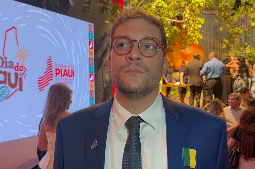 Empresário Thiago Monteiro recebe medalha do governador Rafael Fonteles Empresário Thiago Monteiro recebe medalha do governador Rafael Fonteles