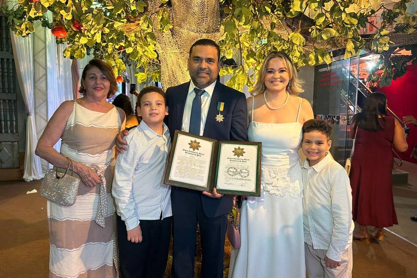Empresário Thiago Monteiro recebe medalha do governador Rafael Fonteles Empresário Thiago Monteiro recebe medalha do governador Rafael Fonteles