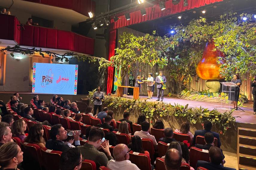 Empresário Thiago Monteiro recebe medalha do governador Rafael Fonteles Empresário Thiago Monteiro recebe medalha do governador Rafael Fonteles
