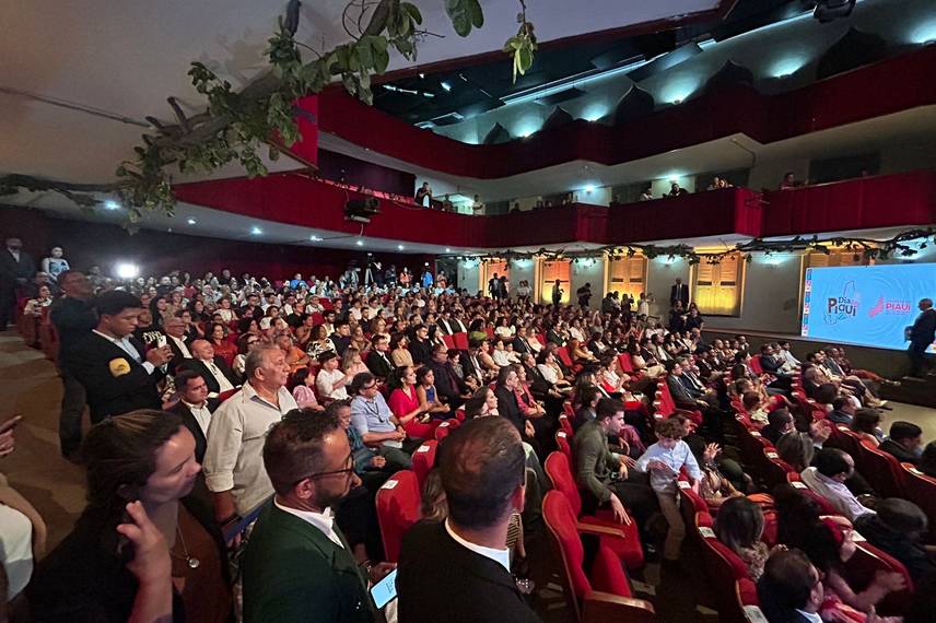 Empresário Thiago Monteiro recebe medalha do governador Rafael Fonteles Empresário Thiago Monteiro recebe medalha do governador Rafael Fonteles