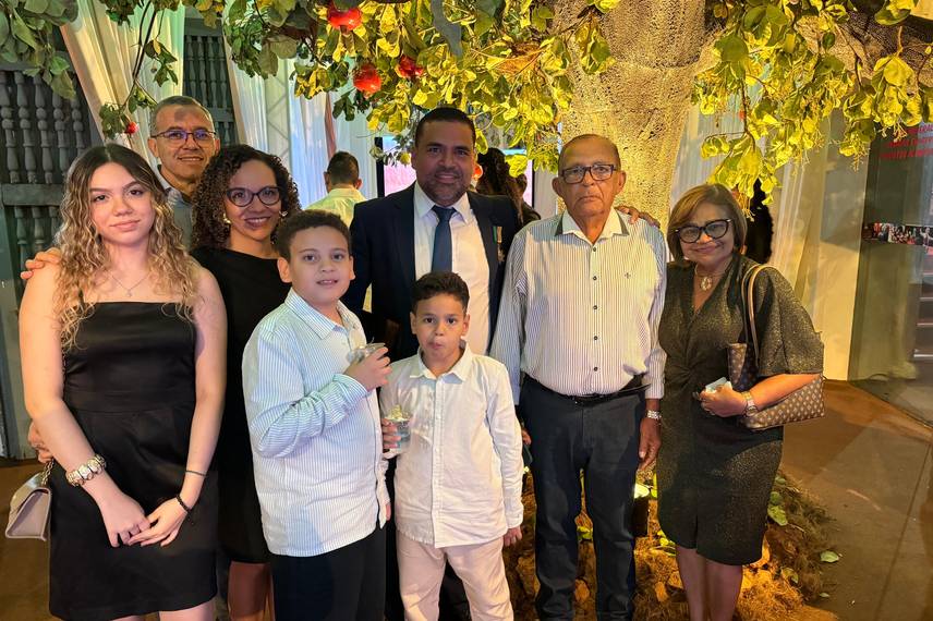 Empresário Thiago Monteiro recebe medalha do governador Rafael Fonteles Empresário Thiago Monteiro recebe medalha do governador Rafael Fonteles