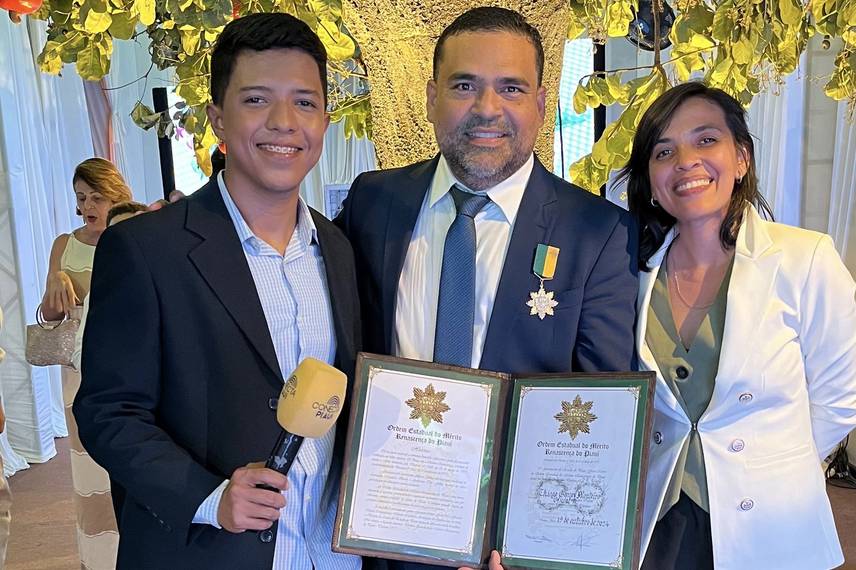 Empresário Thiago Monteiro recebe medalha do governador Rafael Fonteles Empresário Thiago Monteiro recebe medalha do governador Rafael Fonteles
