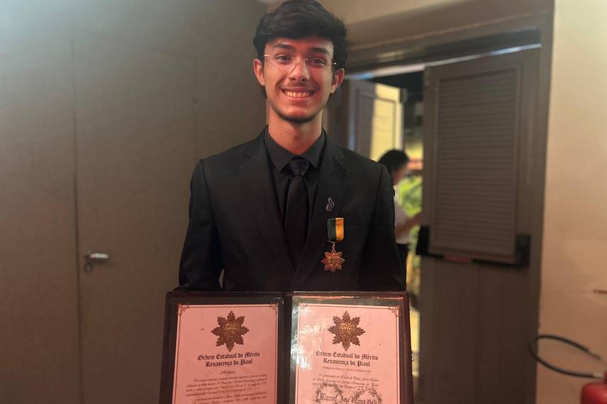 Empresário Thiago Monteiro recebe medalha do governador Rafael Fonteles Empresário Thiago Monteiro recebe medalha do governador Rafael Fonteles