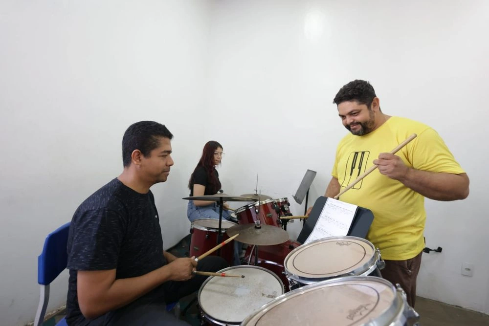 Escola de Música Possidônio Queiroz oferece cursos para 1.500 alunos