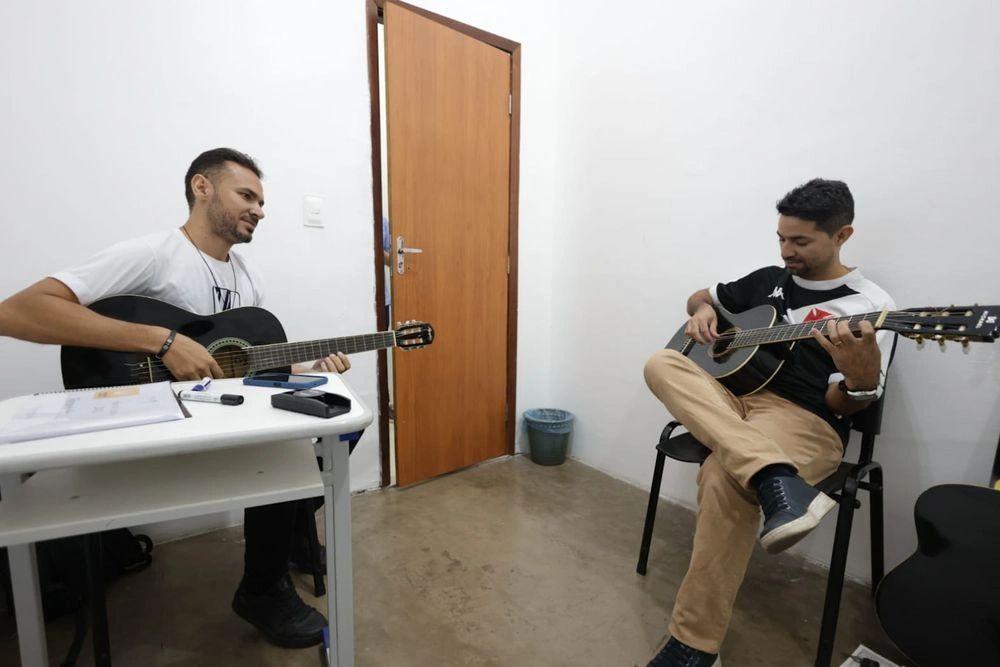 Escola de Música Possidônio Queiroz oferece cursos para 1.500 alunos