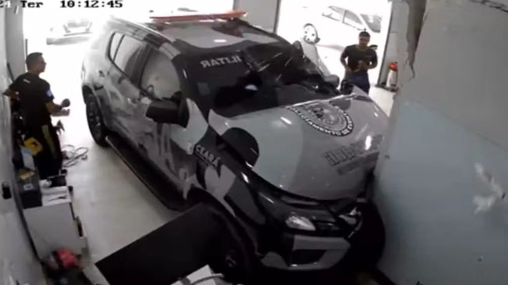 Funcionário de oficina colide viatura da polícia duas vezes seguidas em Fortaleza