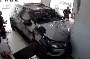 Funcionário de oficina colide viatura da polícia duas vezes seguidas em Fortaleza (Foto: Reprodução)