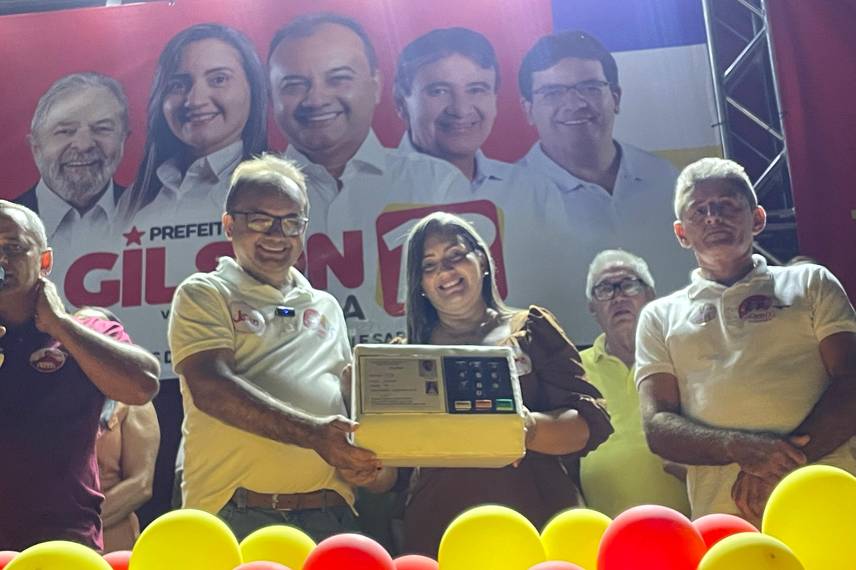 Gilson e Lanussa reúnem multidão durante comício em Pedro Laurentino Gilson e Lanussa reúnem multidão durante comício em Pedro Laurentino