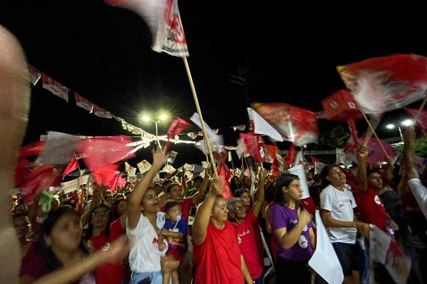 Gilson e Lanussa reúnem multidão durante comício em Pedro Laurentino Gilson e Lanussa reúnem multidão durante comício em Pedro Laurentino