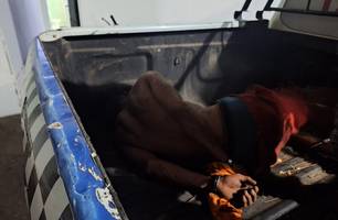 Homem sob efeito de drogas danifica viatura e ataca policiais em Lagoa do Piauí (Foto: Reprodução) Homem sob efeito de drogas danifica viatura e ataca policiais em Lagoa do Piauí (Foto: Reprodução)