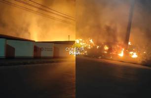 Incêndio de grandes proporções atinge terreno ao lado de escola em Teresina (Foto: Repórter 12/Conecta Piauí) Incêndio de grandes proporções atinge terreno ao lado de escola em Teresina (Foto: Repórter 12/Conecta Piauí)