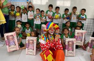 Ivanária Sampaio continua entrega de presentes nas escolas em Esperantina (Foto: Reprodução) Ivanária Sampaio continua entrega de presentes nas escolas em Esperantina (Foto: Reprodução)
