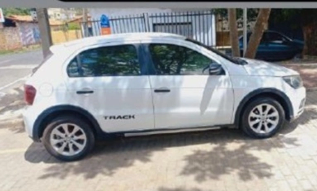 Jovem tem carro tomado de assalto na porta de casa em Timon