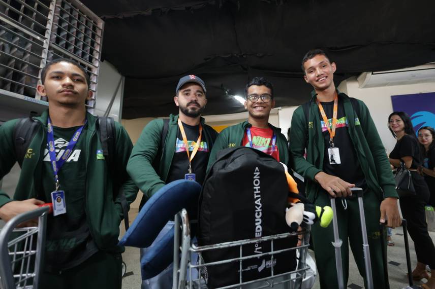 Jovens compartilham experiências transformadoras após um mês de imersão tecnológica Jovens compartilham experiências transformadoras após um mês de imersão tecnológica