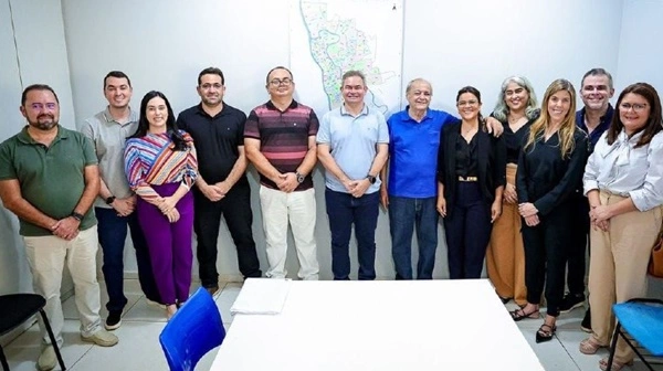 Marcel à esquerda, de calça e camisa pretas, na equipe que acompanhou Rafael