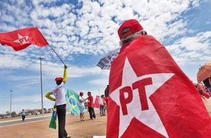 Militantes em ato do PT (Foto: Poder 360) Militantes em ato do PT (Foto: Poder 360)