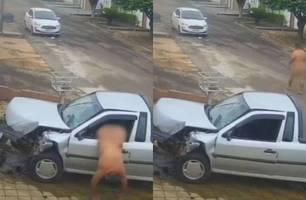 Pelado, homem entra em luta, rouba carro e foge após colidir contra muro em Goiás (Foto: Reprodução)
