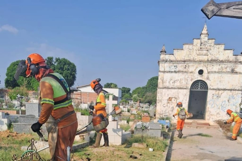 Prefeitura de Timon trabalha na limpeza dos cemitérios para o Dia de Finados