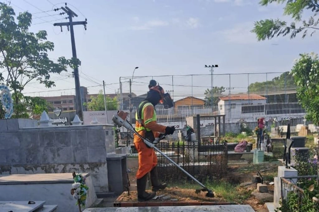 Prefeitura de Timon trabalha na limpeza dos cemitérios para o Dia de Finados