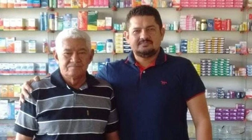 Ricardo Barbosa Júlio ao lado do filho, Ronaldo da Farmácia