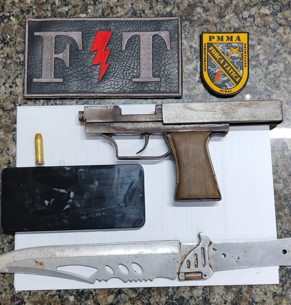 Três suspeitos são presos com arma artesanal e faca no Paque Alvorada, em Timon