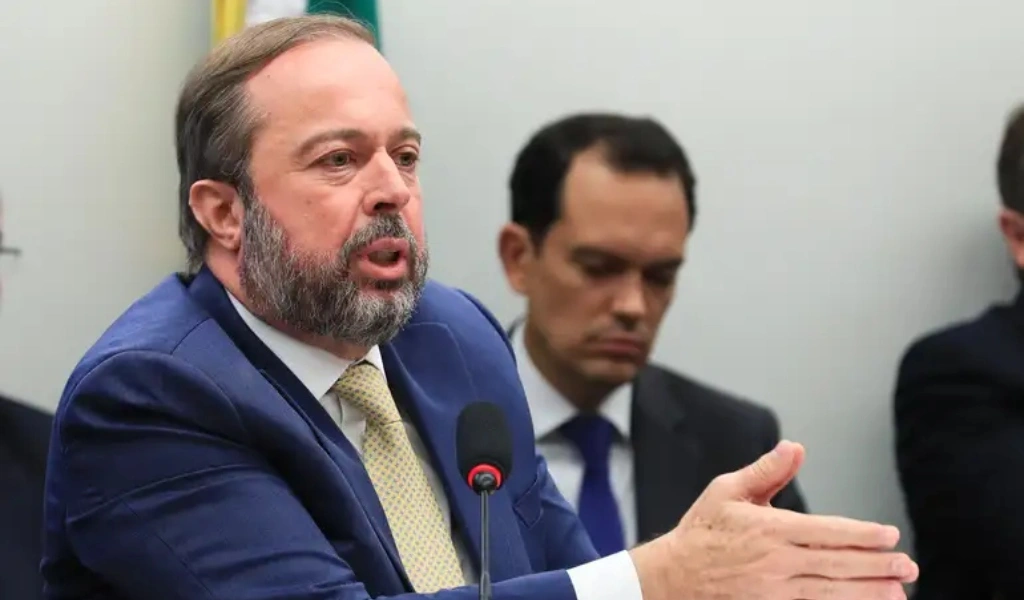 Volta do horário de verão em novembro pode ser uma realidade, afirma ministro