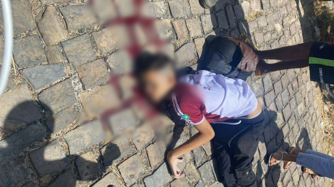 Adolescente foi baleado próximo à escola
